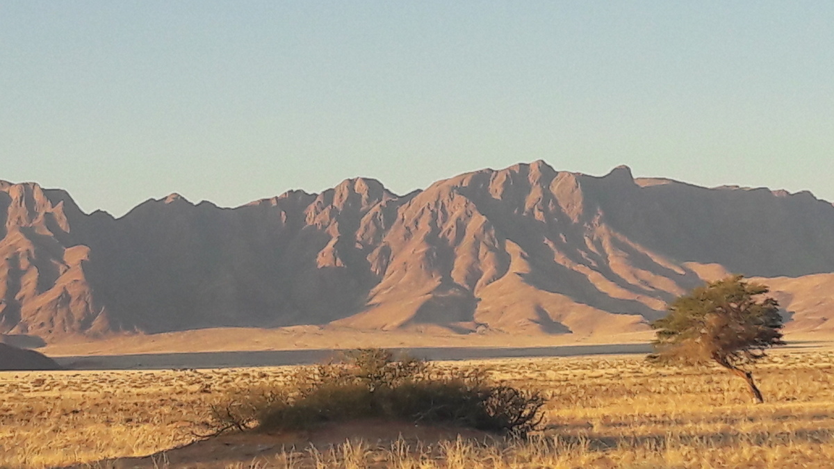Namibia: Bergkette in der Nähe des „Desert Camp“
