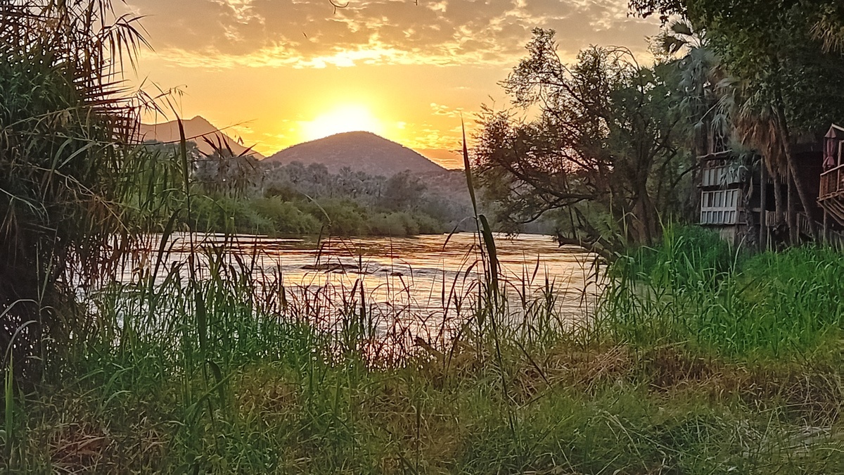 Namibia: Der Fluss Kunene an der angolanischen Grenze