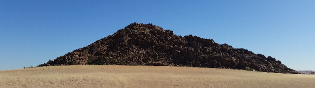 Namibia: Granitberg hinter „Desert Camp“ an der D826