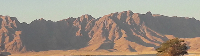 Namibia: Bergkette in der Nähe des „Desert Camp“